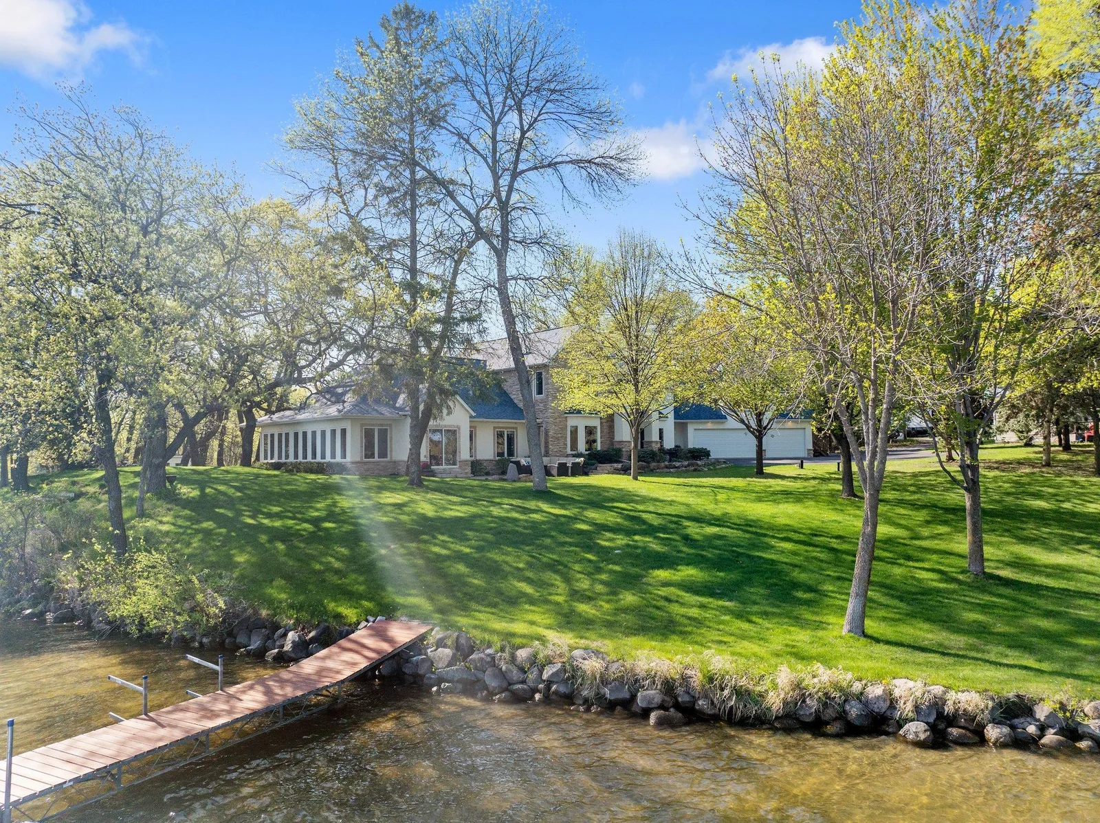 450 ft of private shoreline!