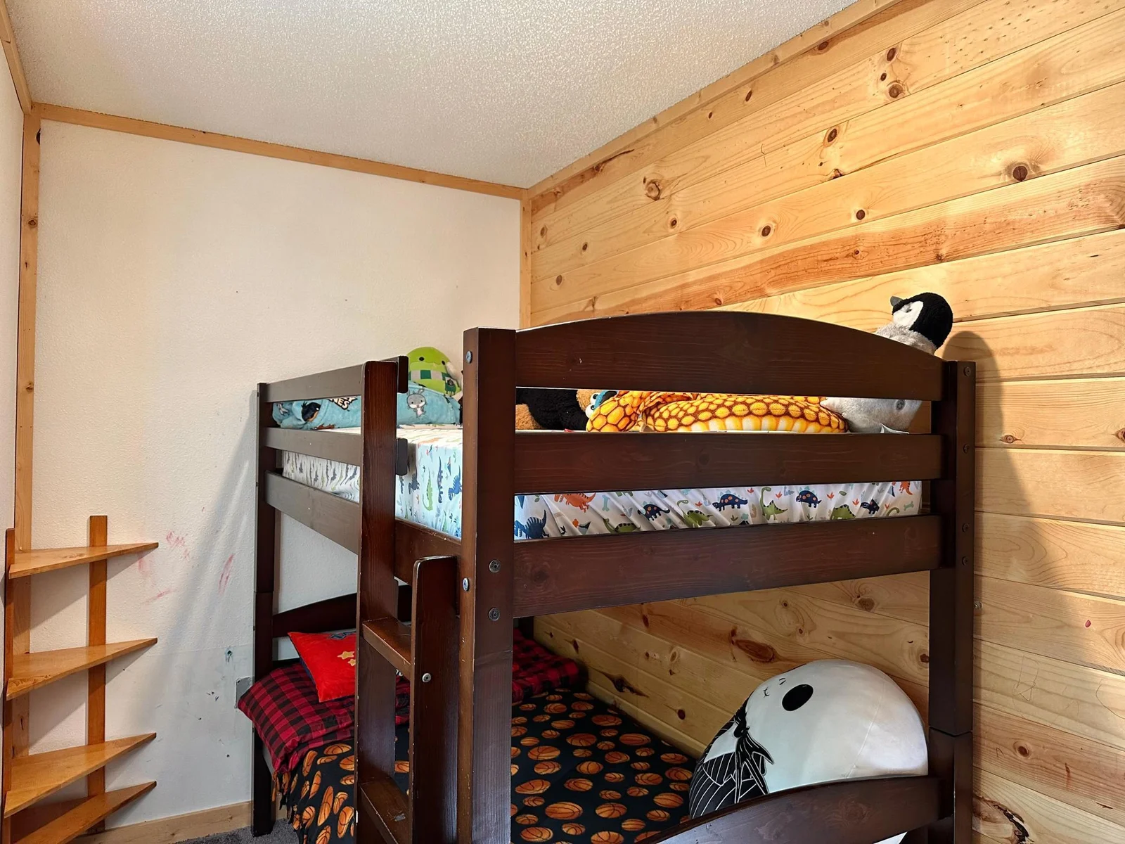 The smaller bedroom on the main level does not have a closet.