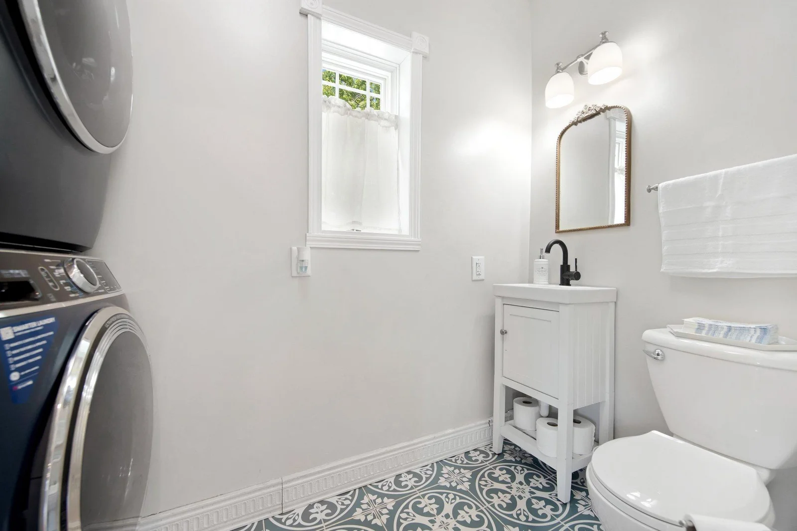 1/2 bath/ laundry
