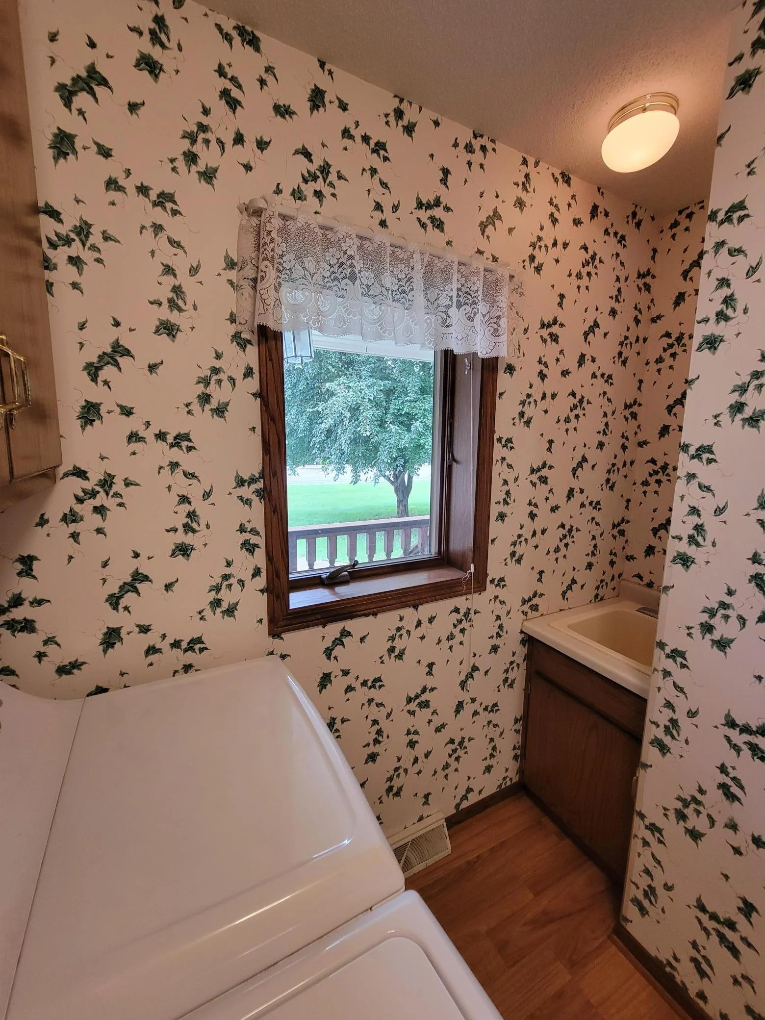 main floor laundry tub