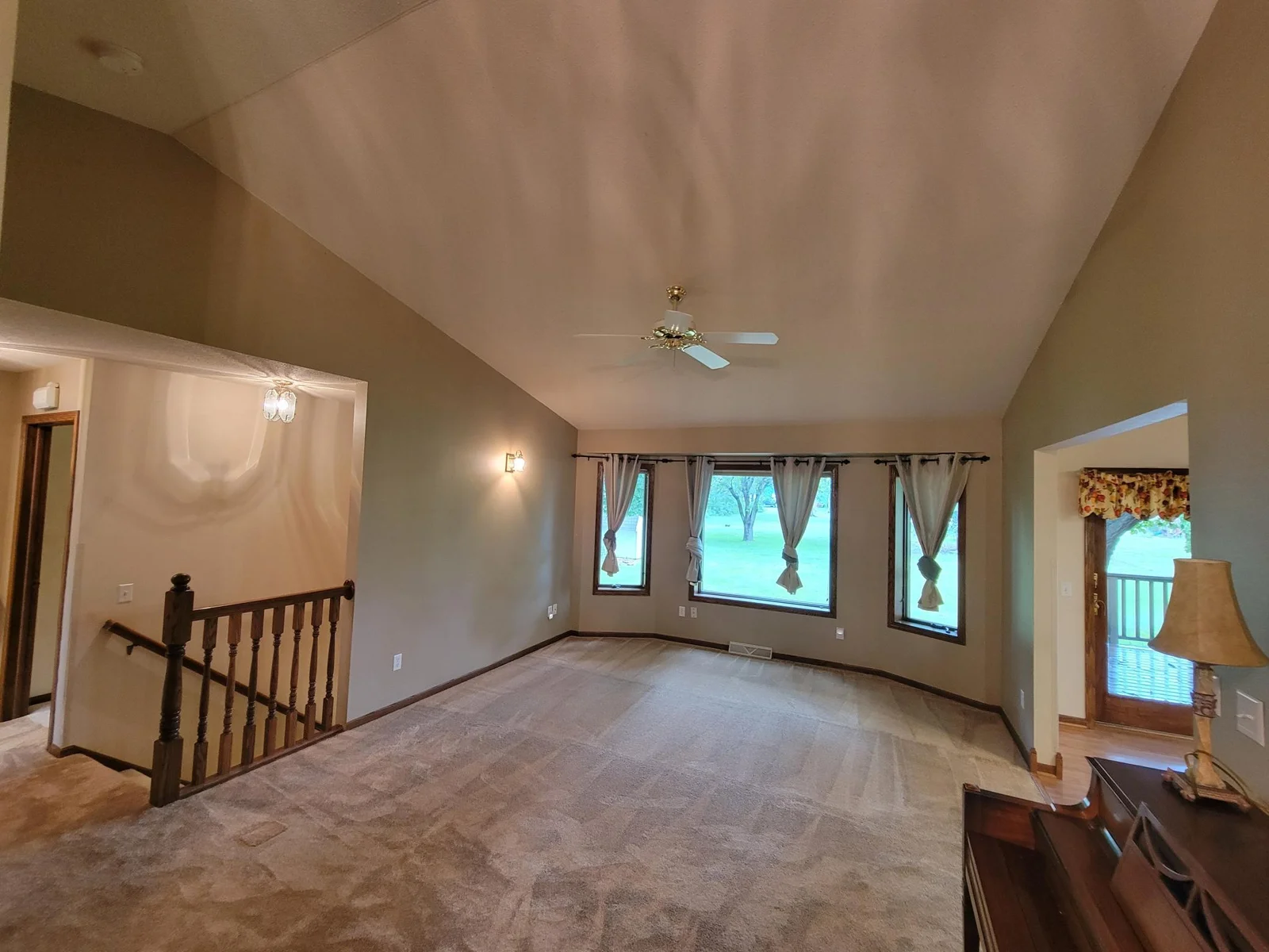 Large livingroom with lots of windows!