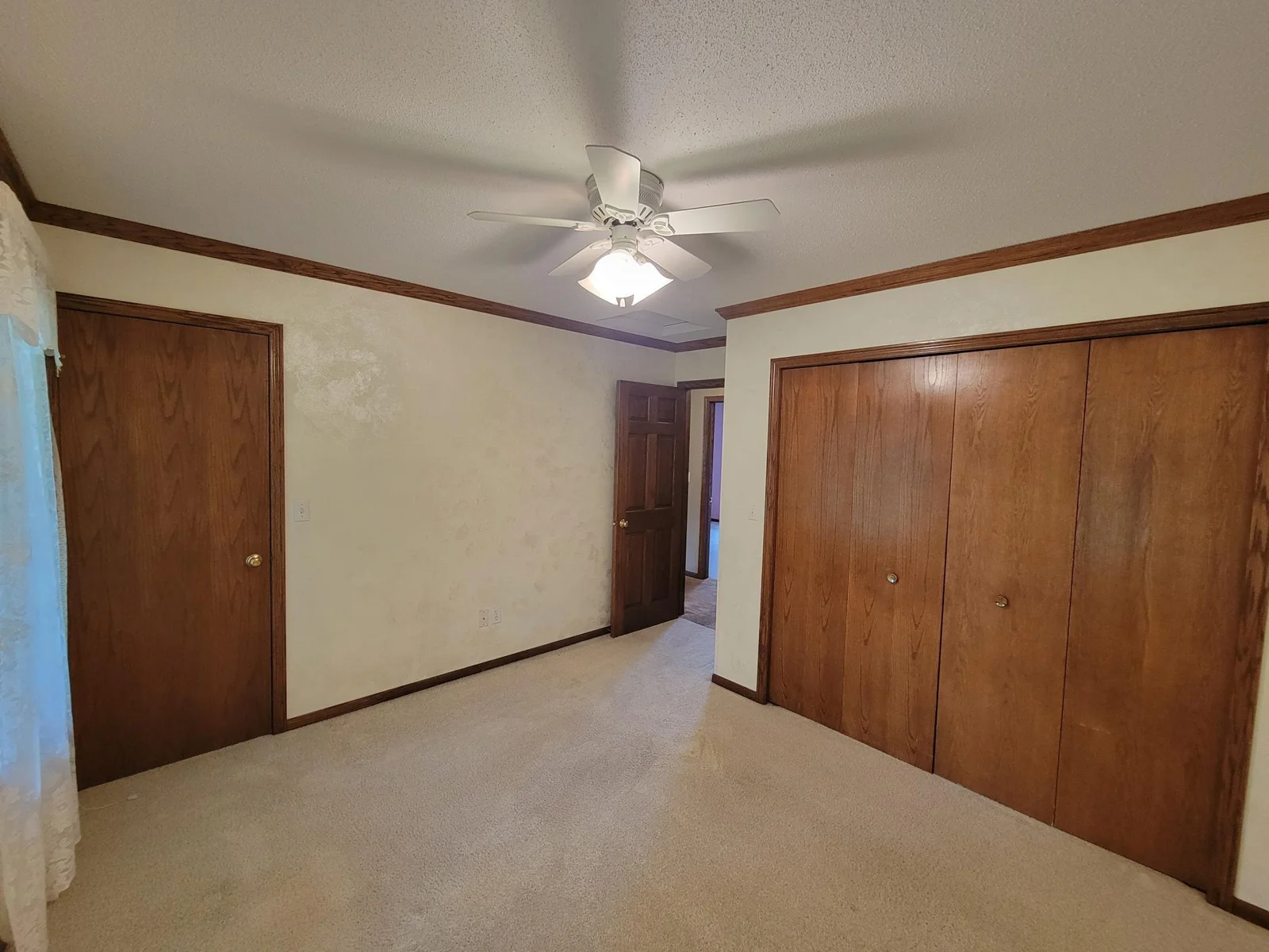 2nd bedroom has 2 closets