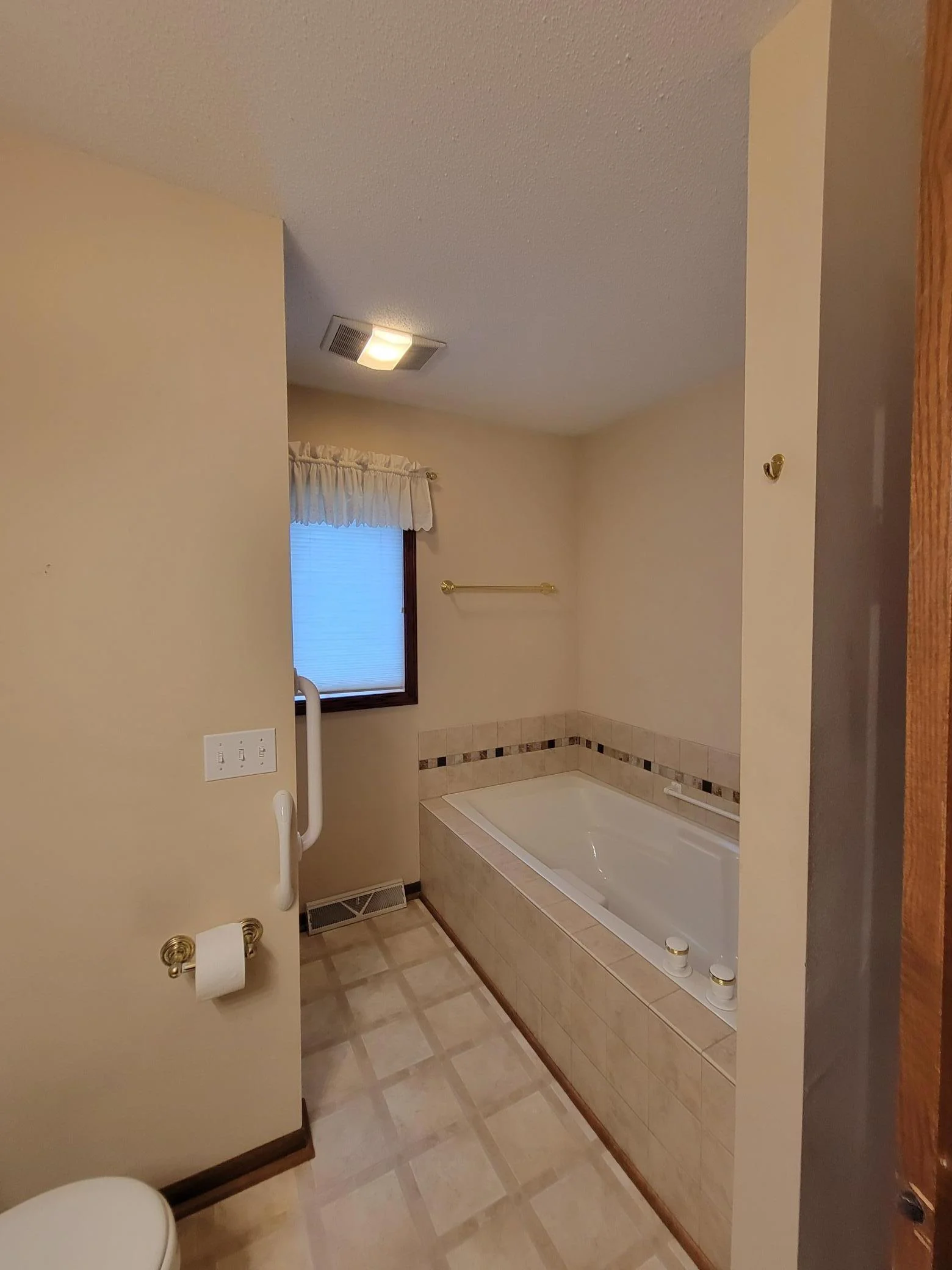 main floor bath with soaking tub