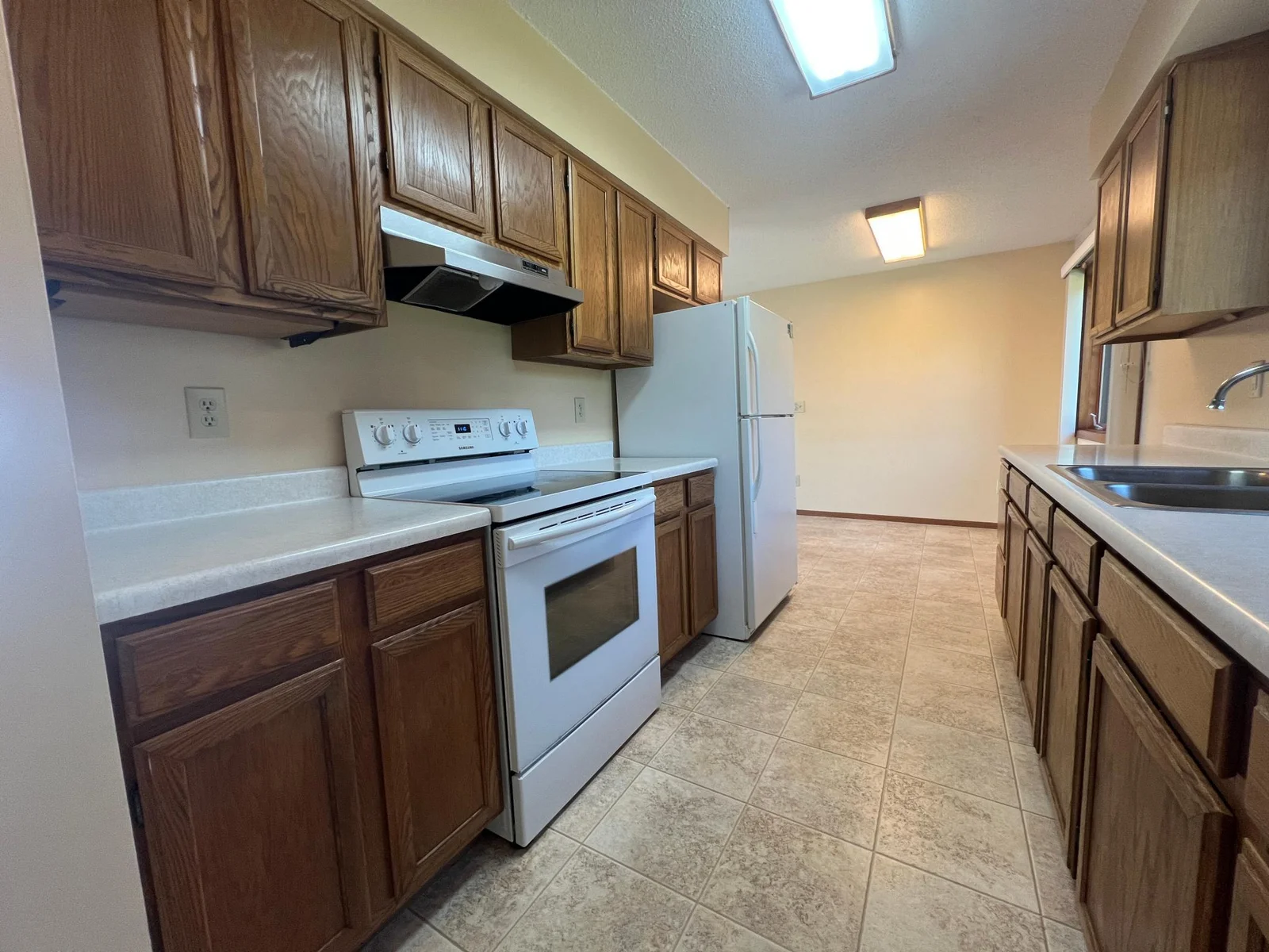 14 Kitchen.JPG