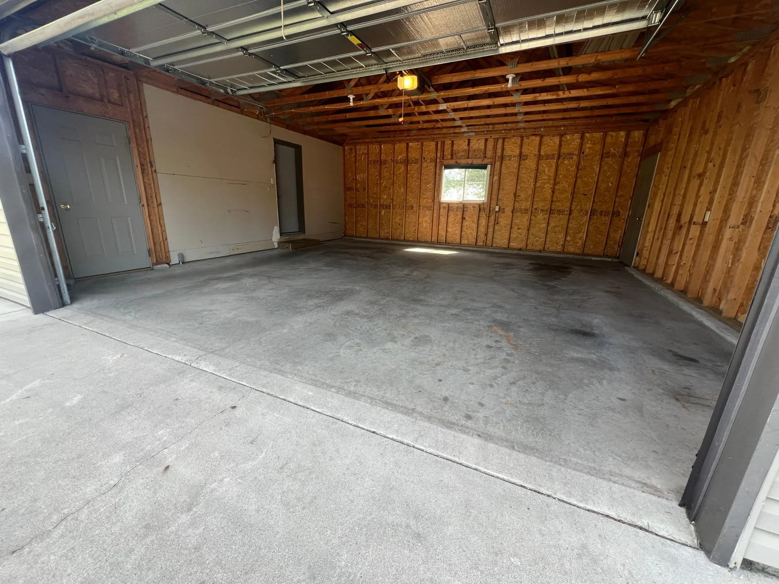 41 Attached Garage.JPG