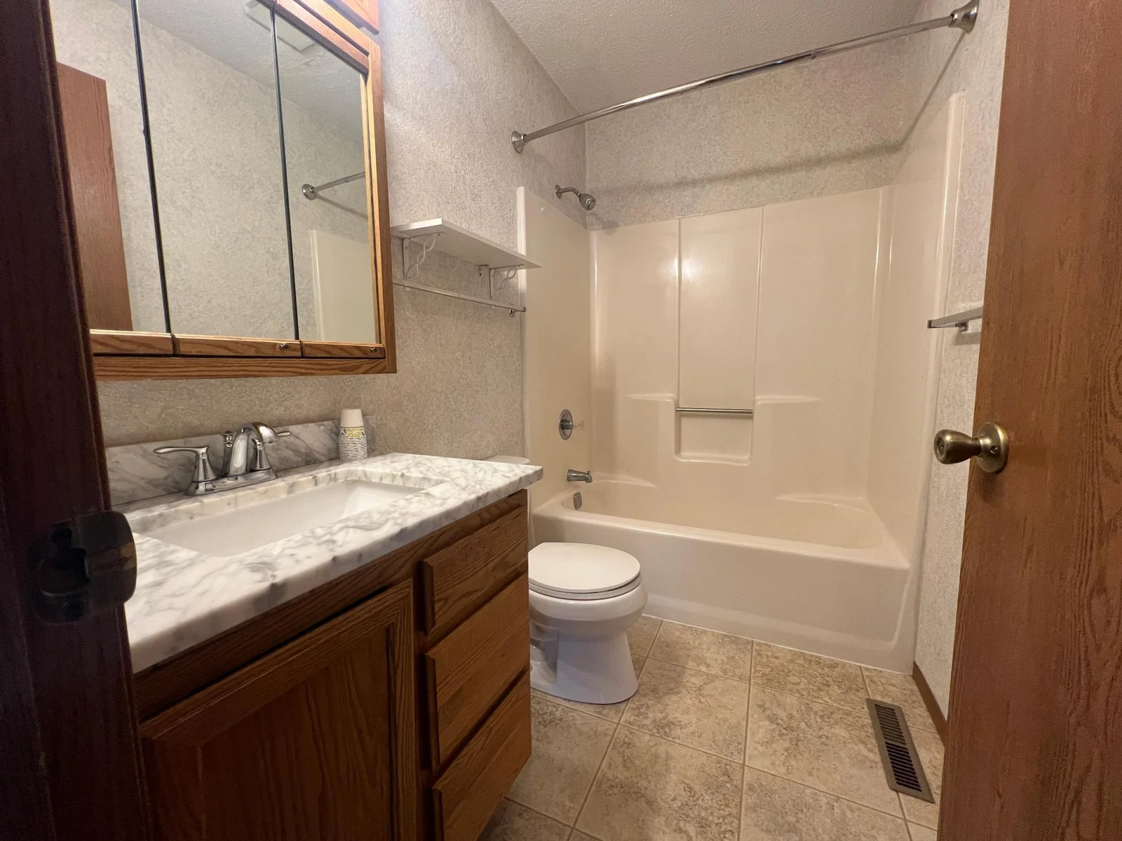 25 Main Floor Bathroom.JPG