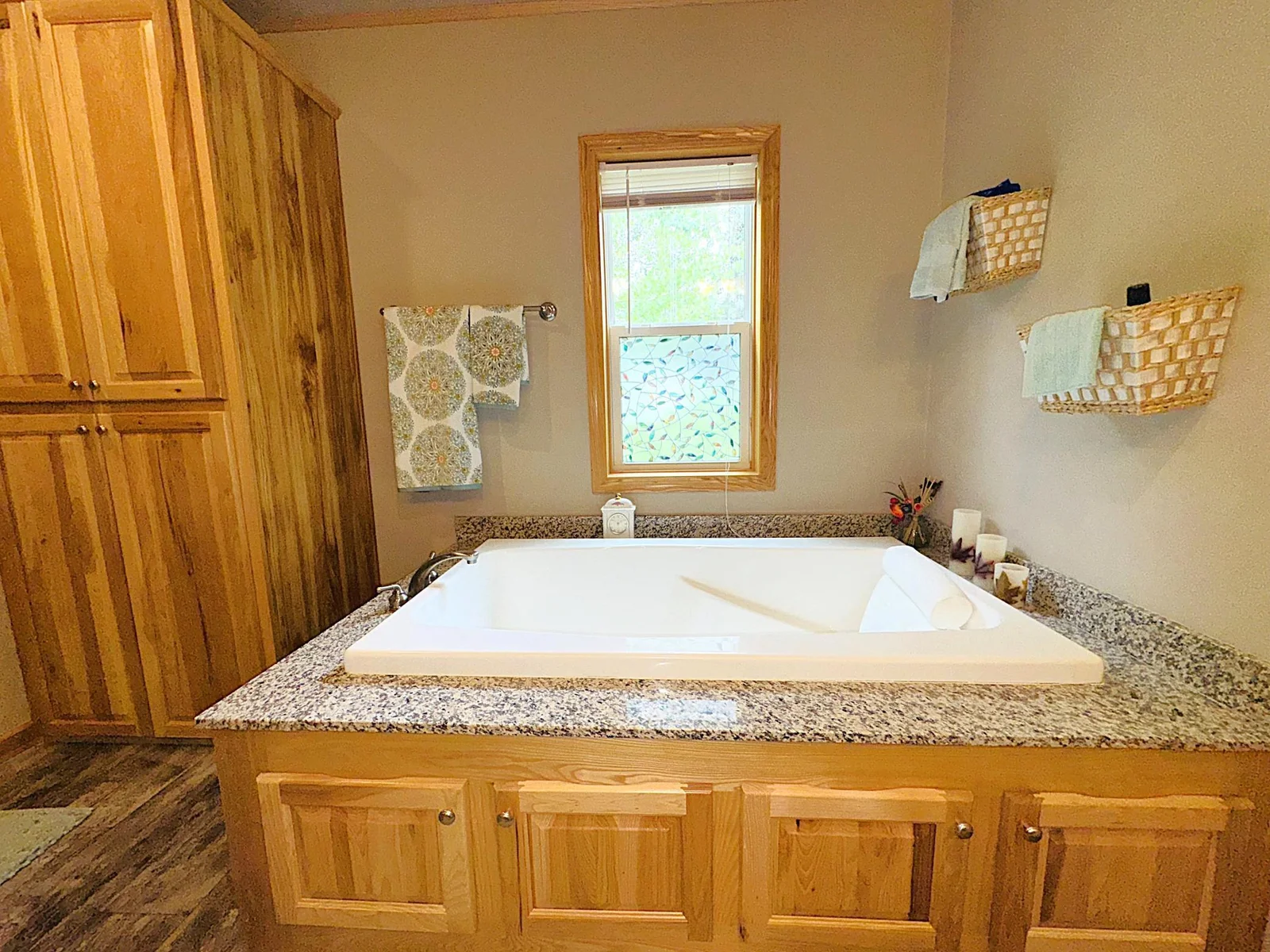 Bedroom 1 Bath Soaking Tub.JPG