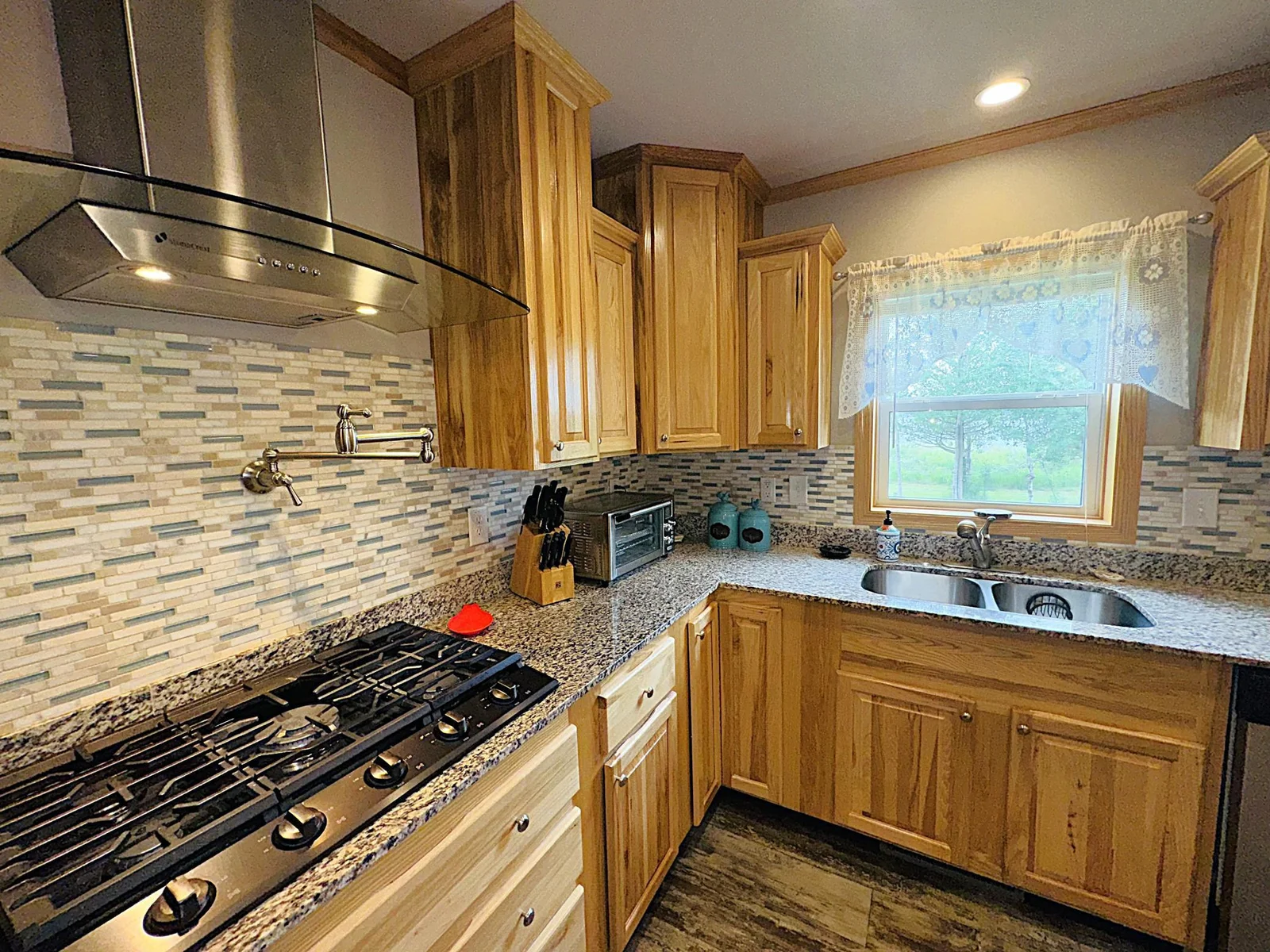 Kitchen Stove Area.JPG