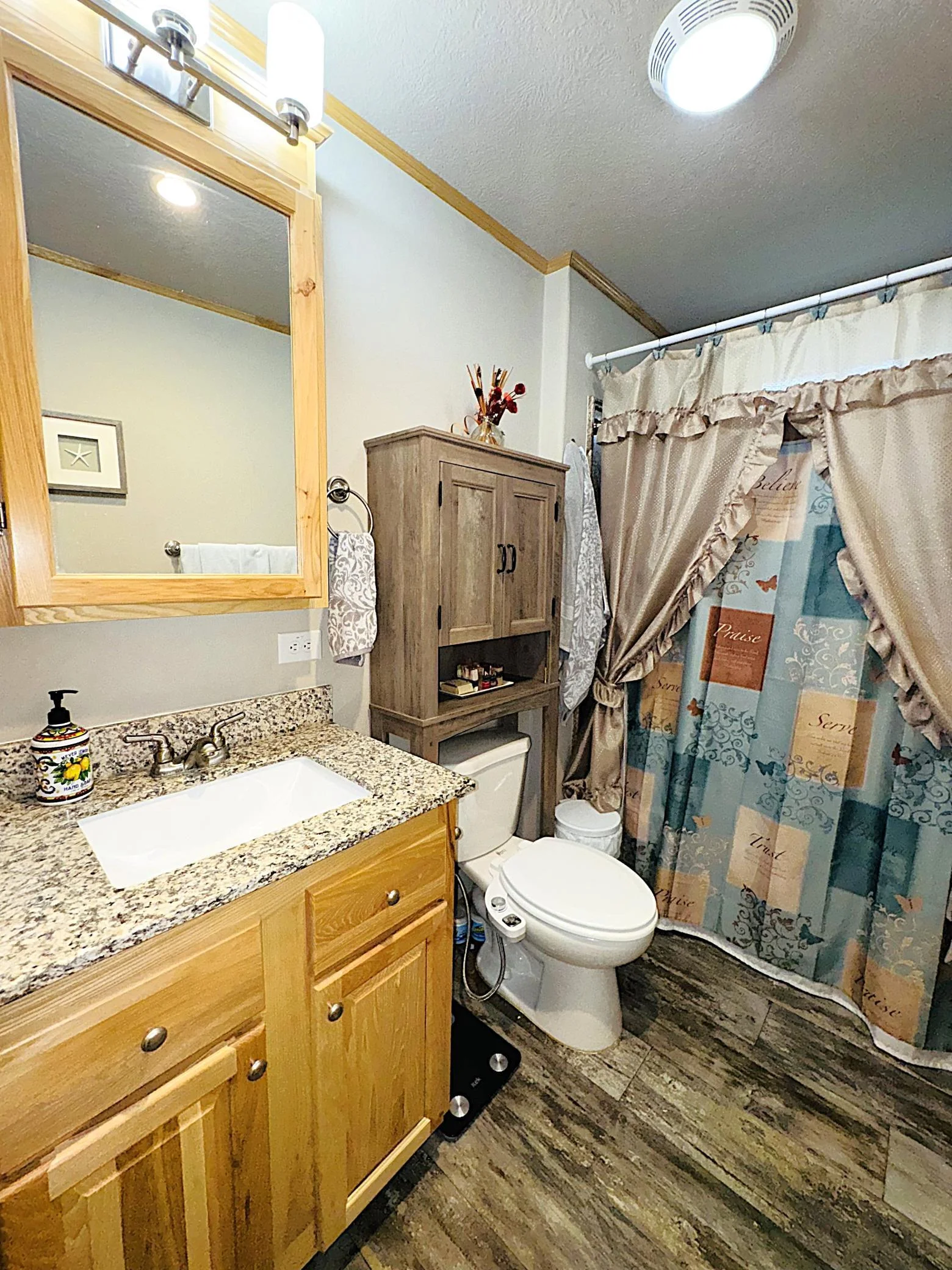 Guest Full Bath.JPG