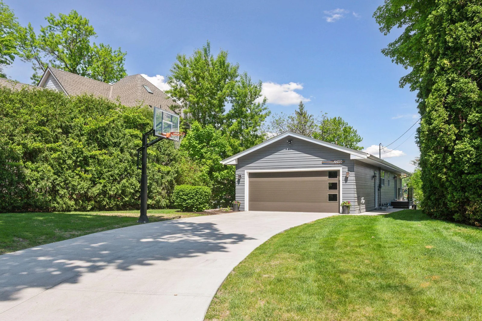Inviting drive in with this 2 car garage