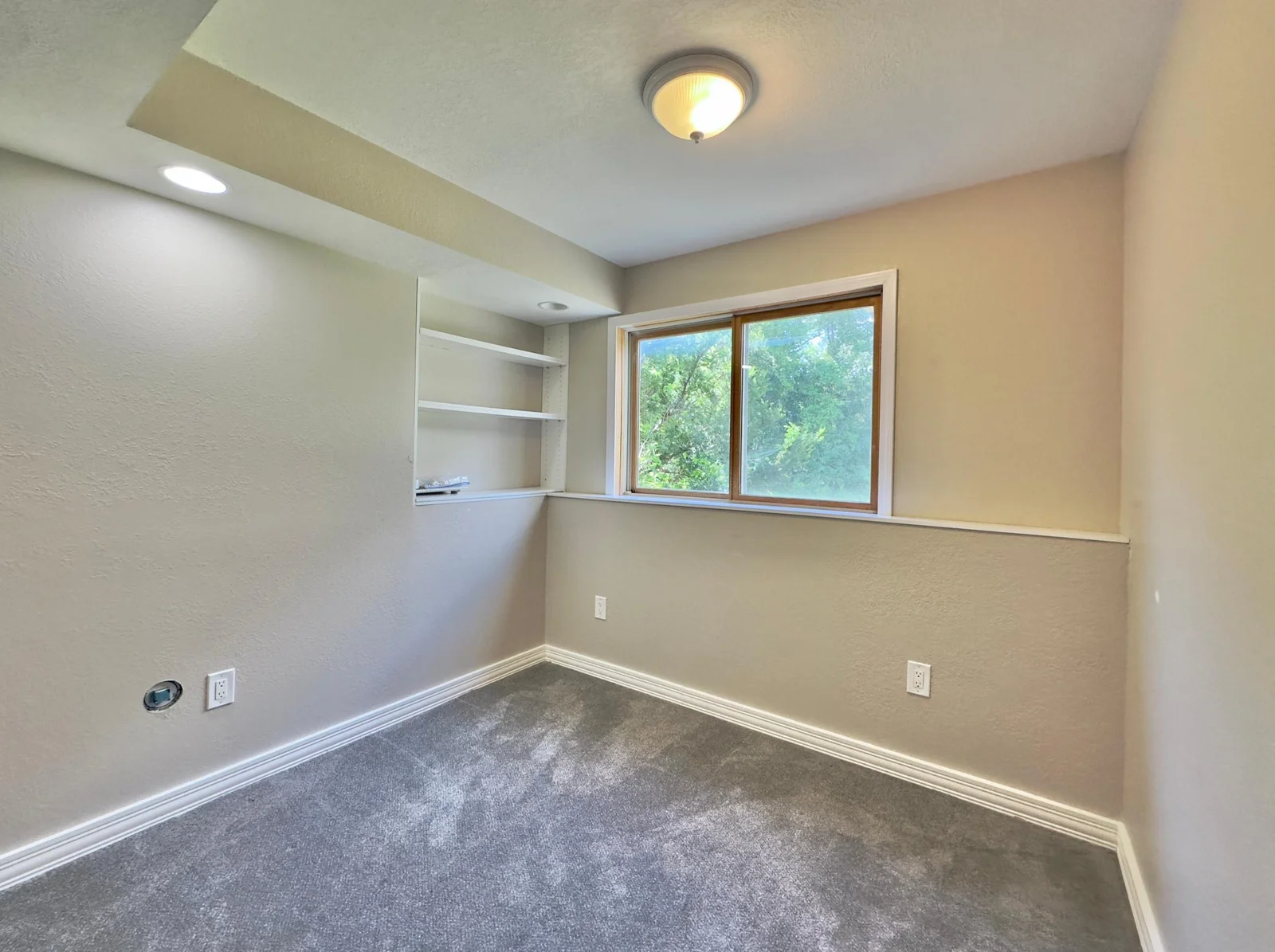 Second of the two lower bedrooms