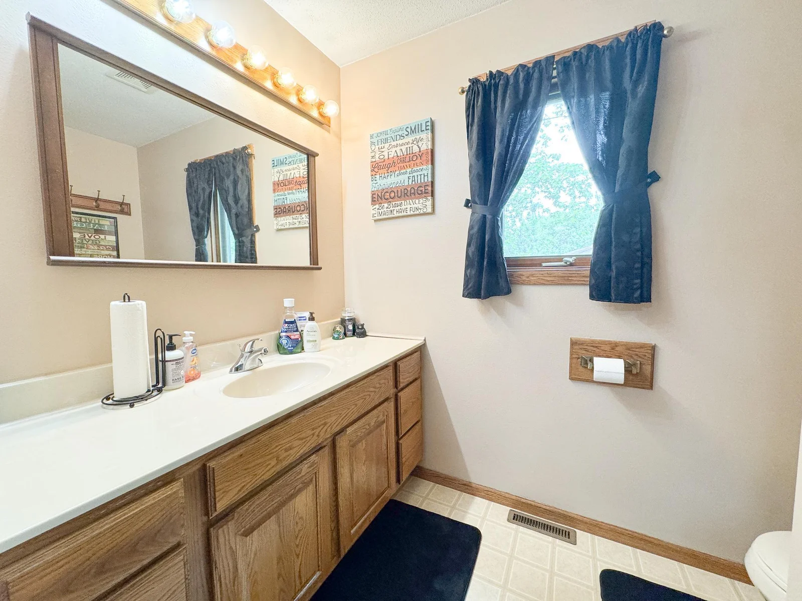 Bathroom 1.jpg