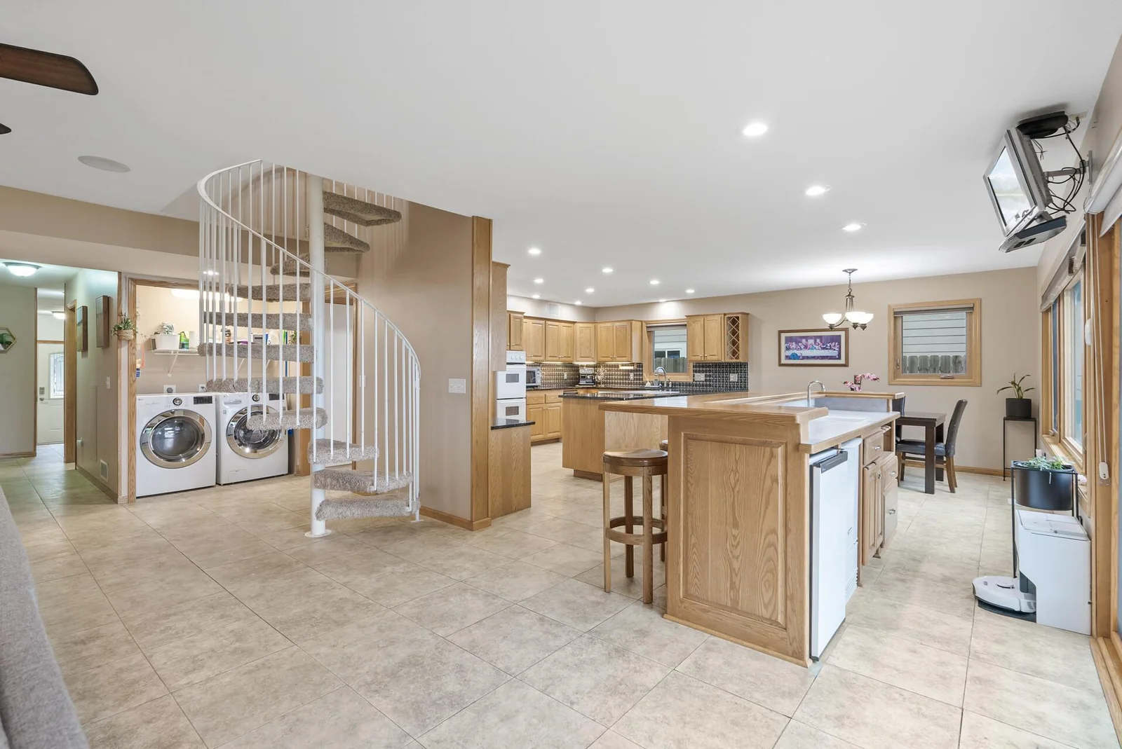 11_255_Crescent11_mls.jpg