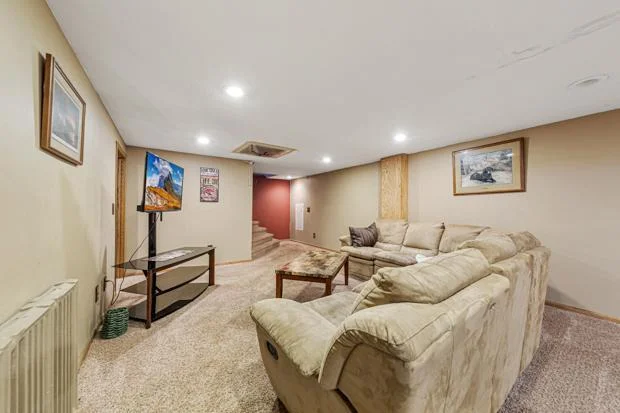 31 Family room_lower.jpg