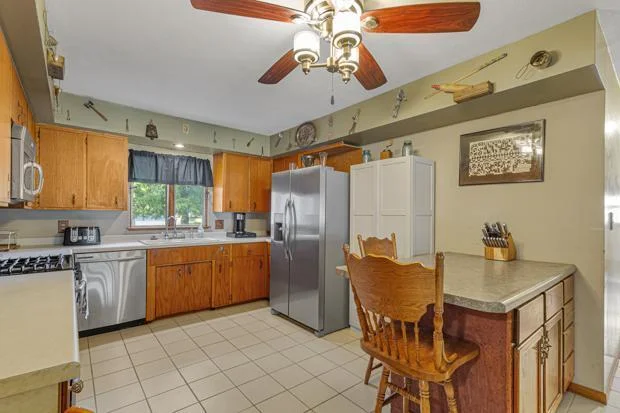 16 Kitchen.jpg