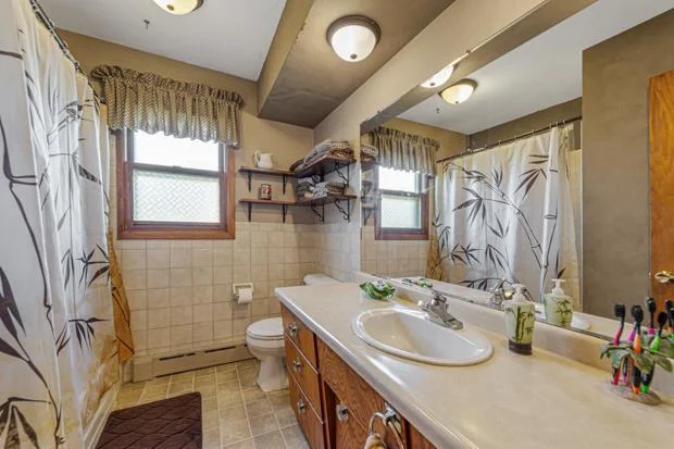 23 Bathroom.jpg