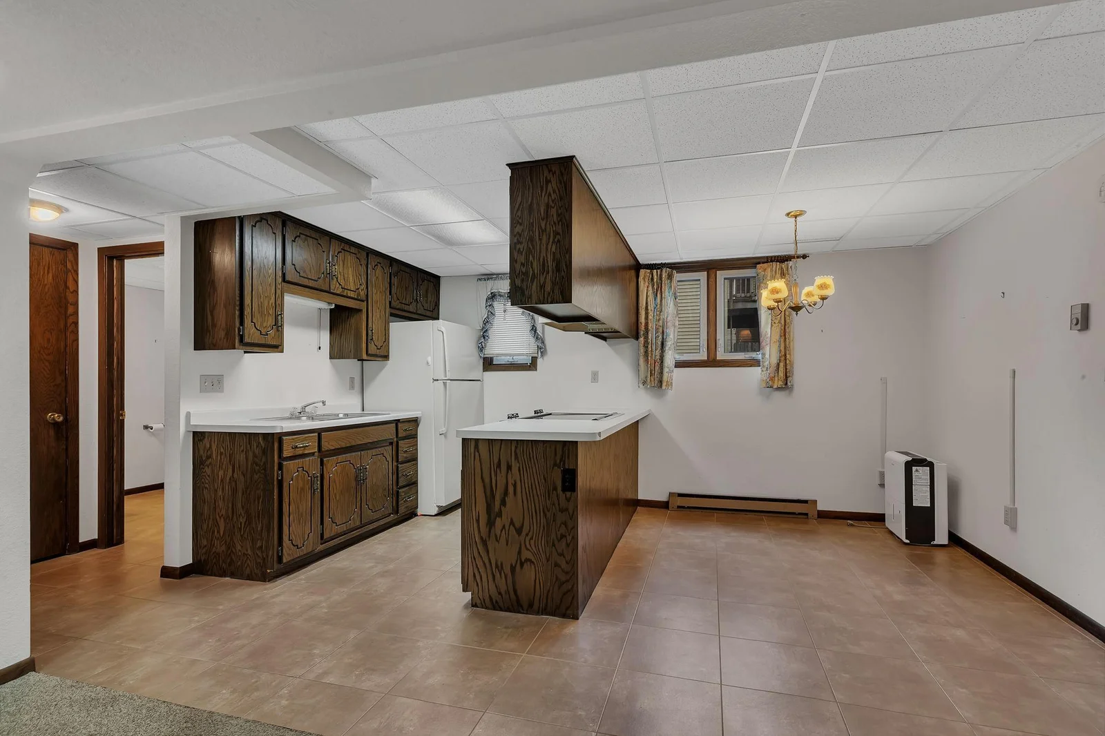 FAMILY ROOM KITCHEN AREA