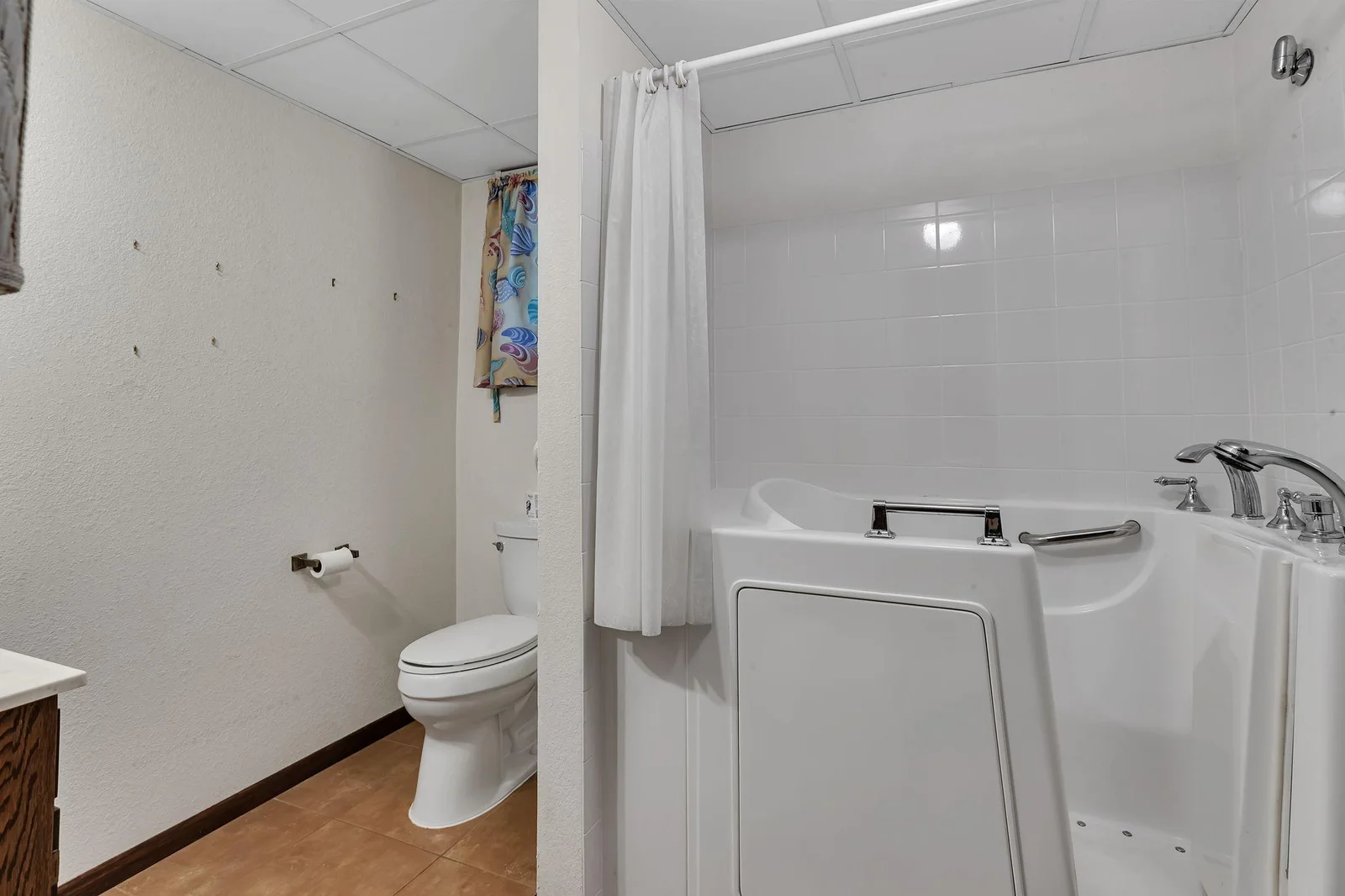 LOWER FULL BATH