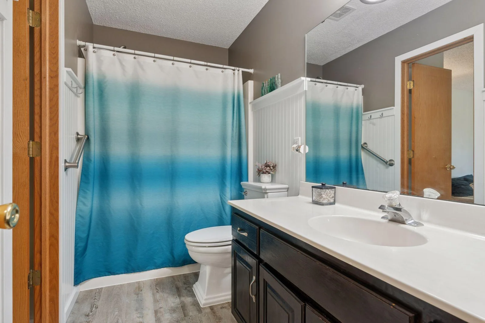 Main level full bathroom
