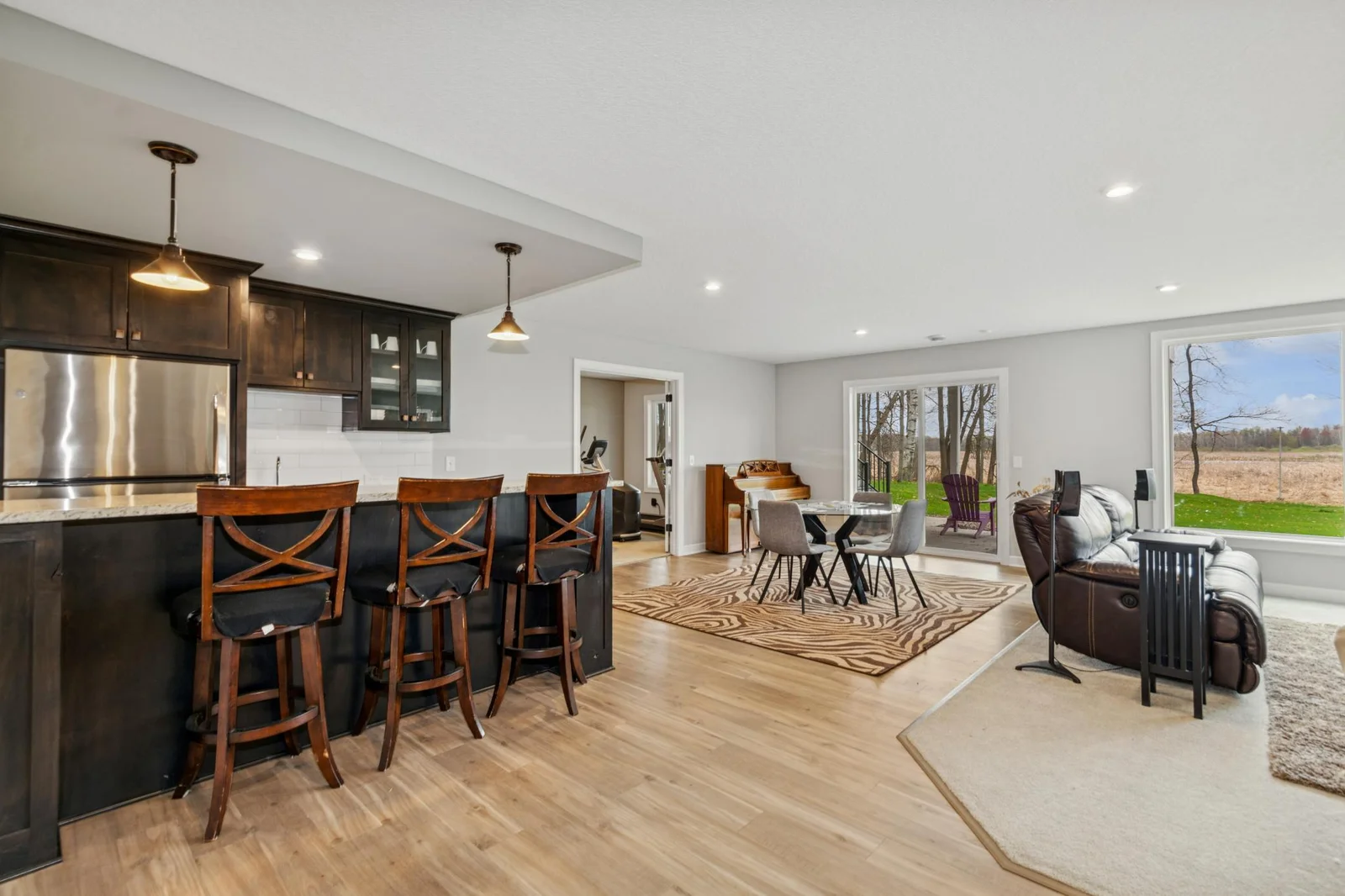 LL bar area