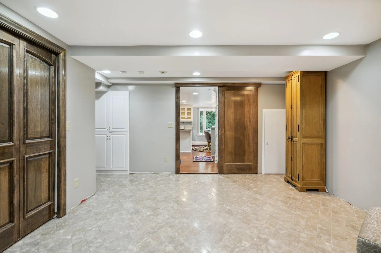 Bonus room off kichen w/ 1/2 bath & laundry
