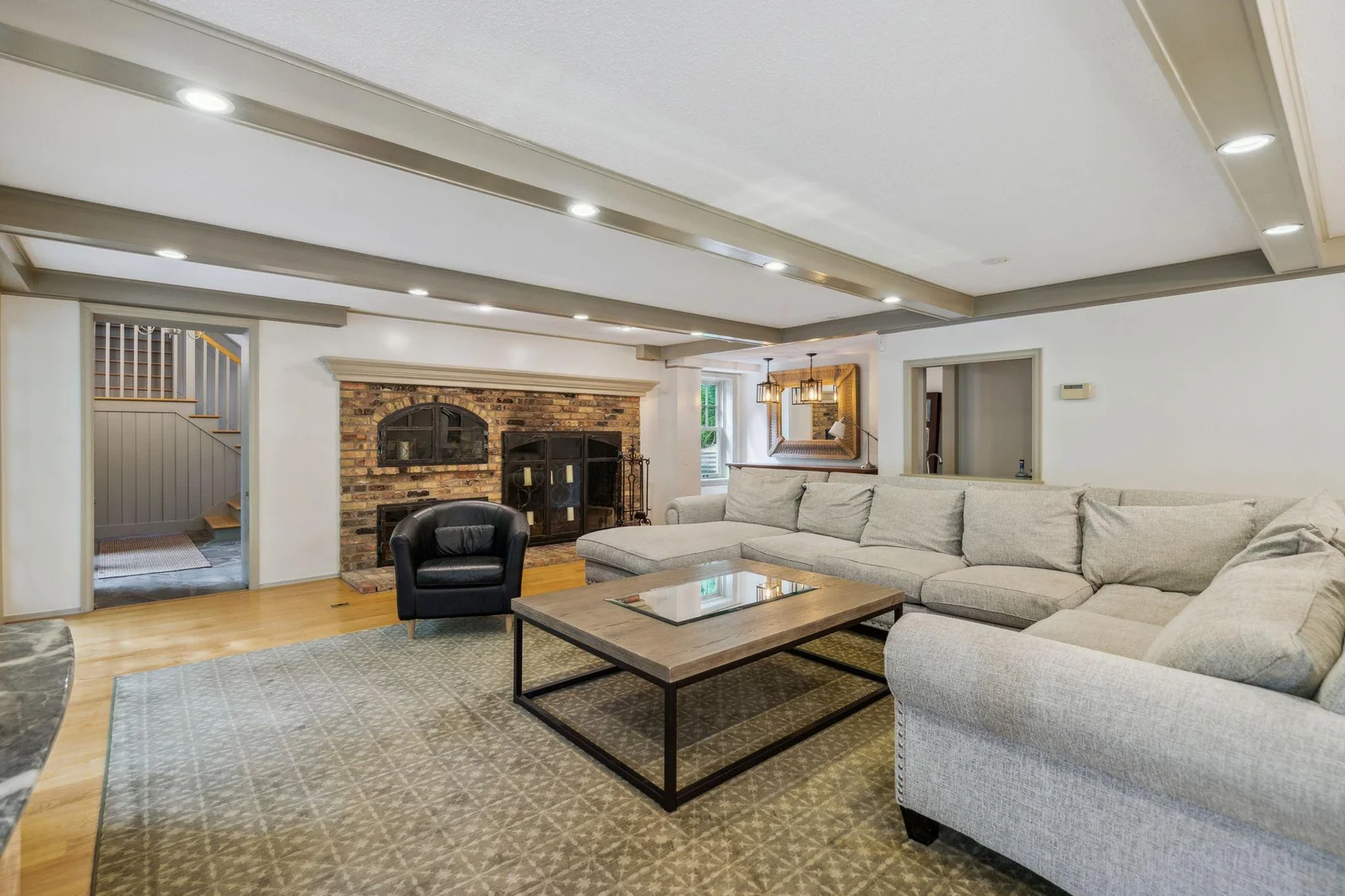 Fireplace & wet-bar