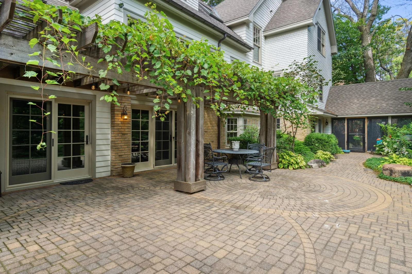 Backyard veranda w/ grapes - sample at showing!