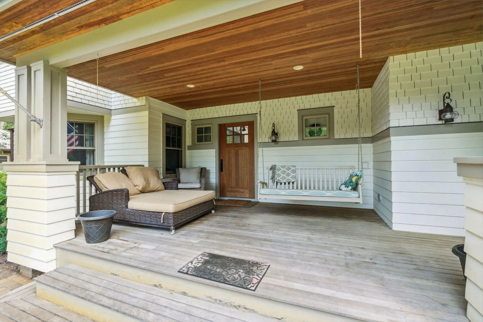 Front porch w/ swing!