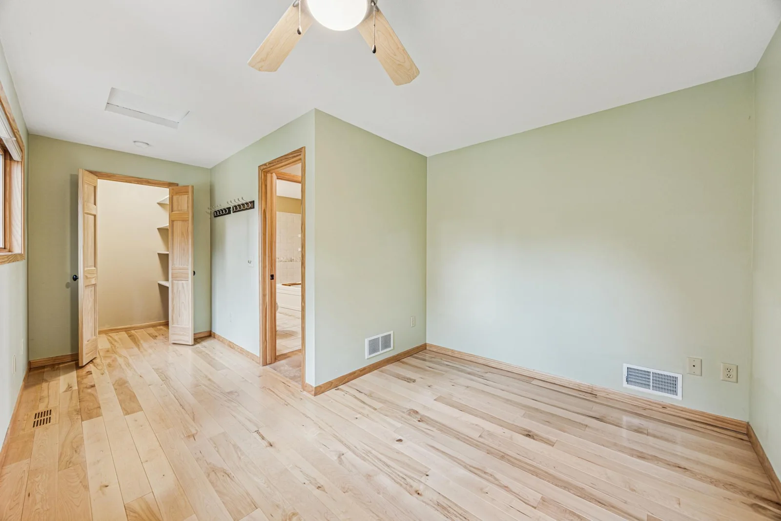 Main Bedroom with Walkin Closet