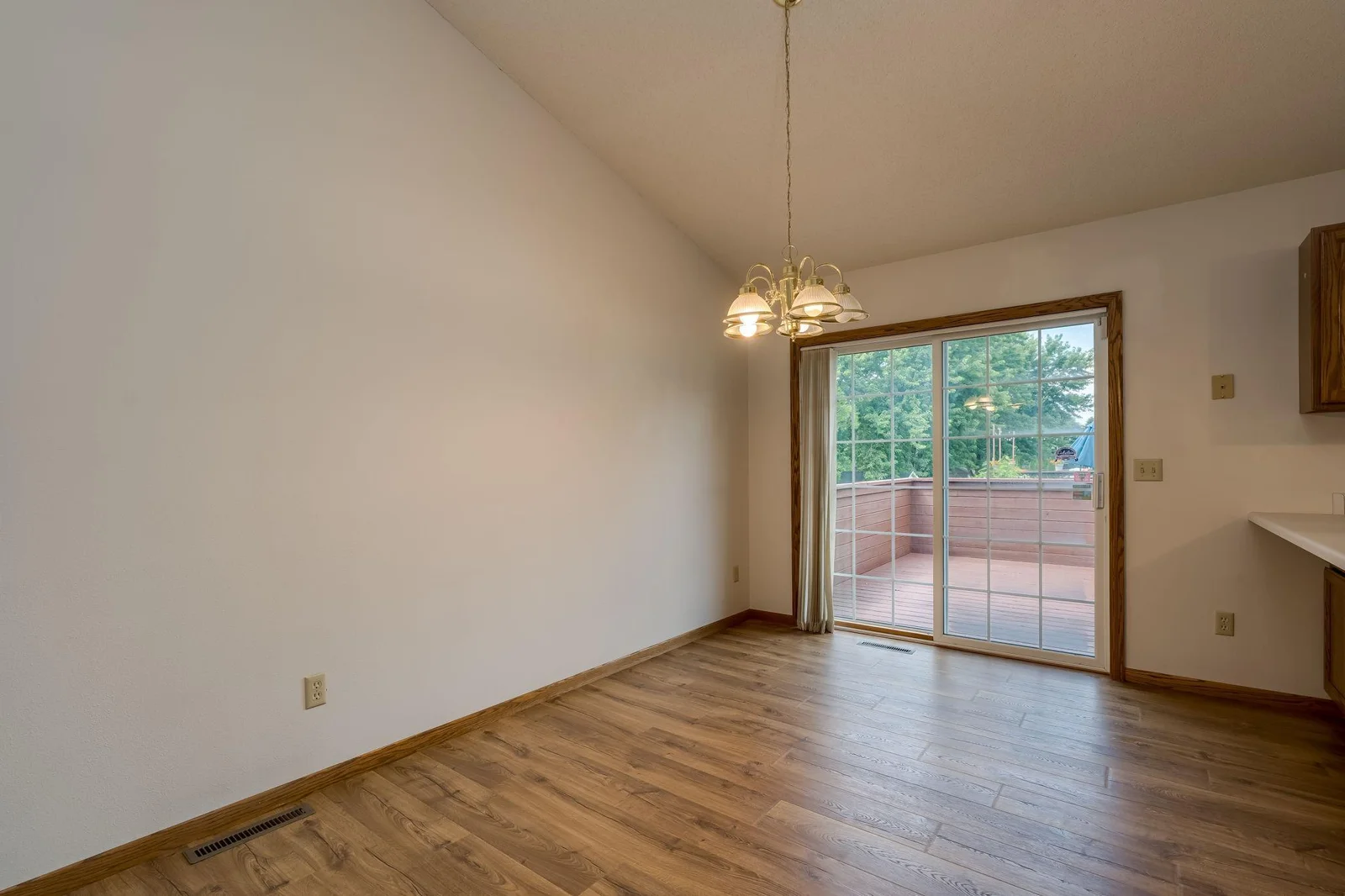 9-web-or-mls-1670-castle-dr.jpg