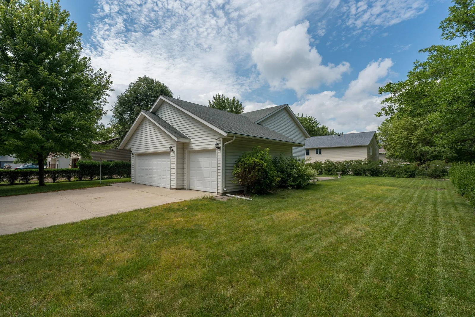 32-web-or-mls-1670-castle-dr.jpg
