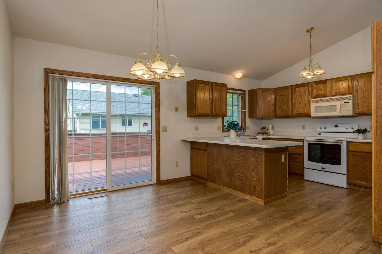 10-web-or-mls-1670-castle-dr.jpg