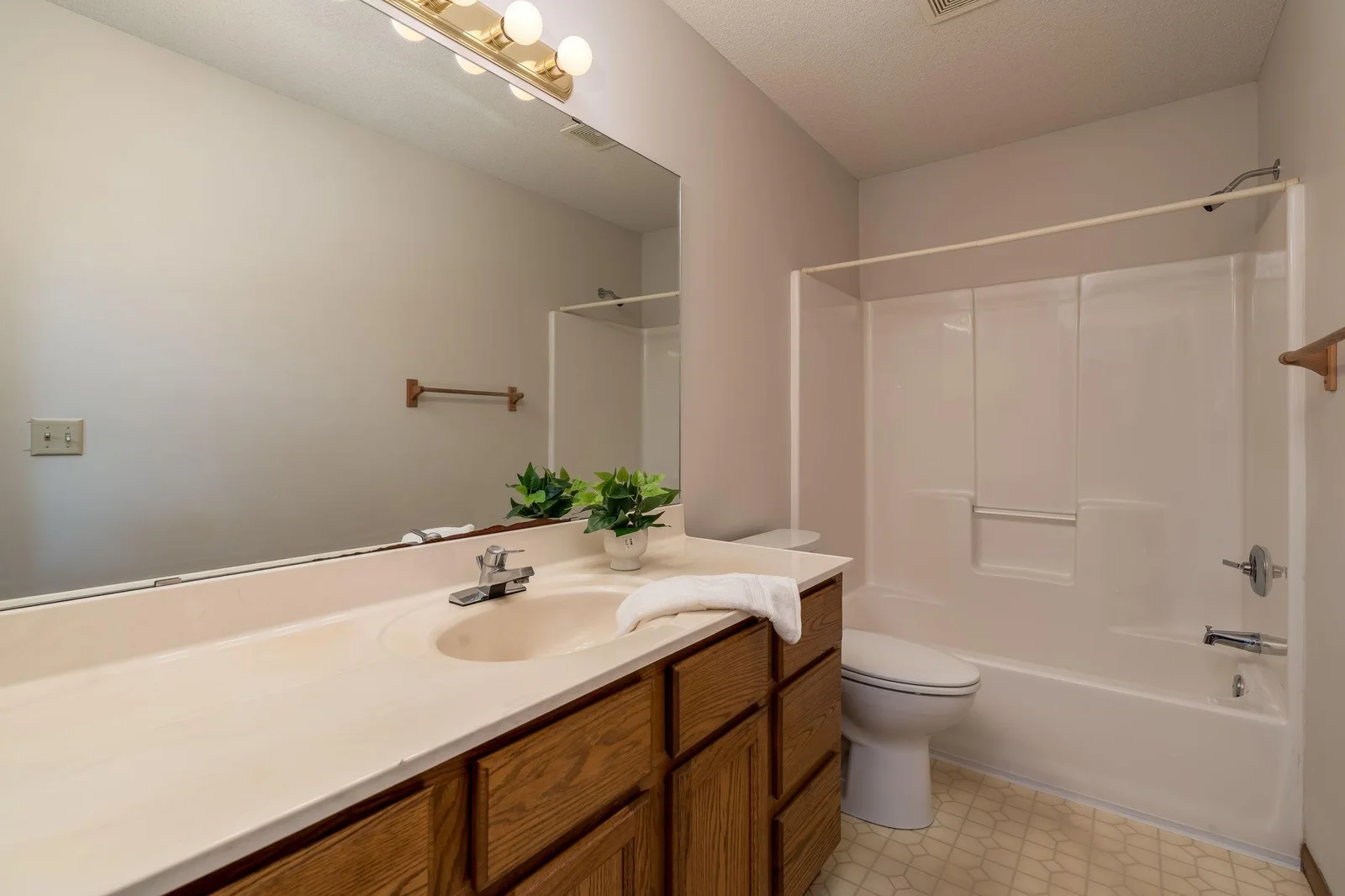 20-web-or-mls-1670-castle-dr.jpg