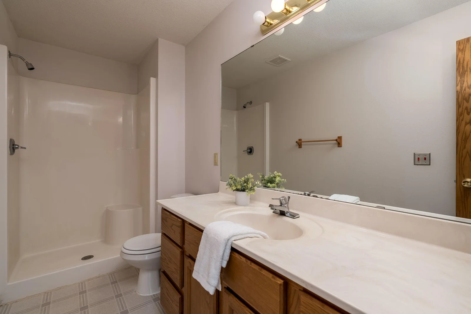26-web-or-mls-1670-castle-dr.jpg