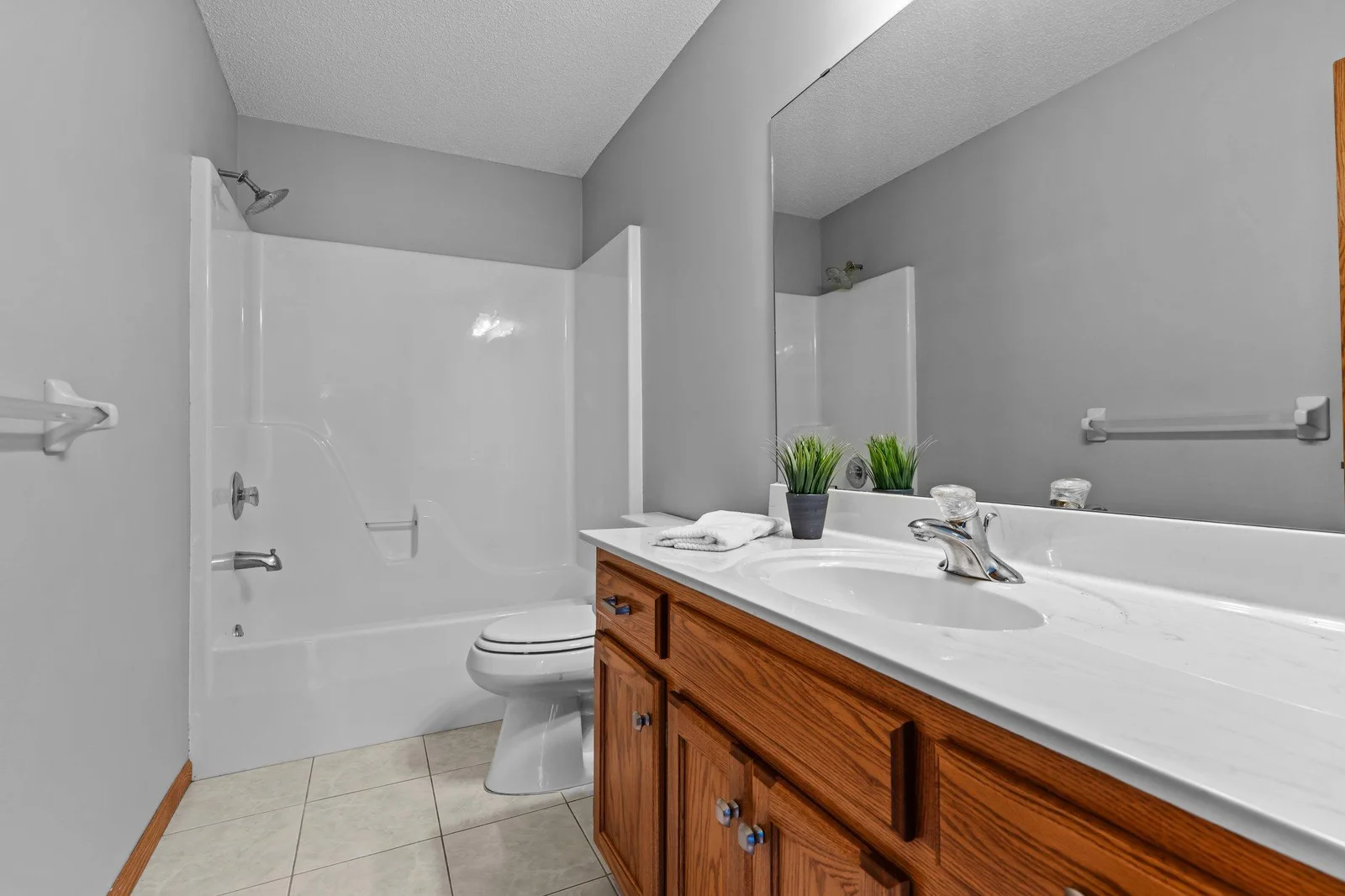 Upper level full bathroom