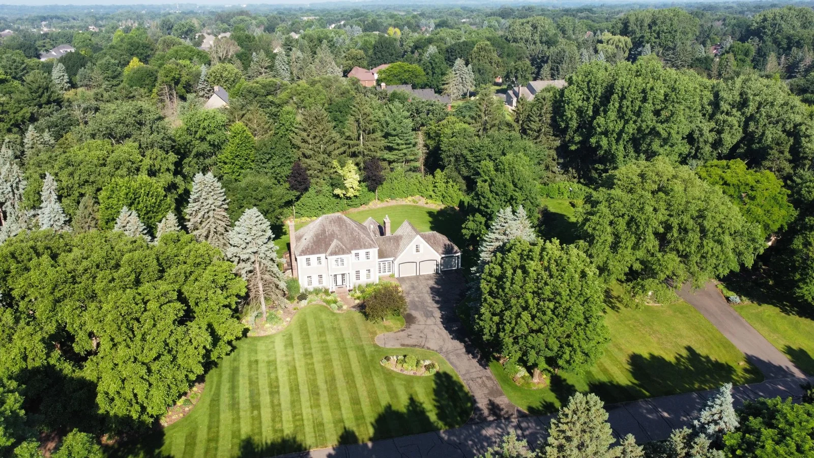 Ariel photo of the beautiful home and large lot!