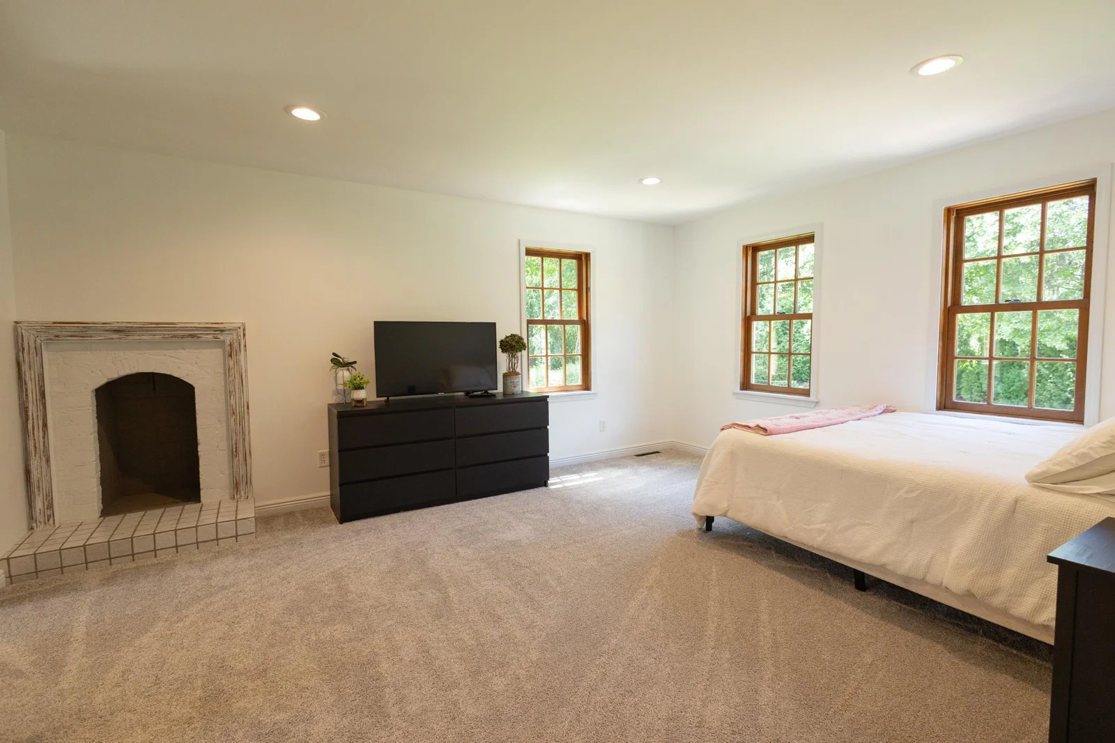 The primary suite has a wood burning fireplace, a walk -in closet and a full bathroom.