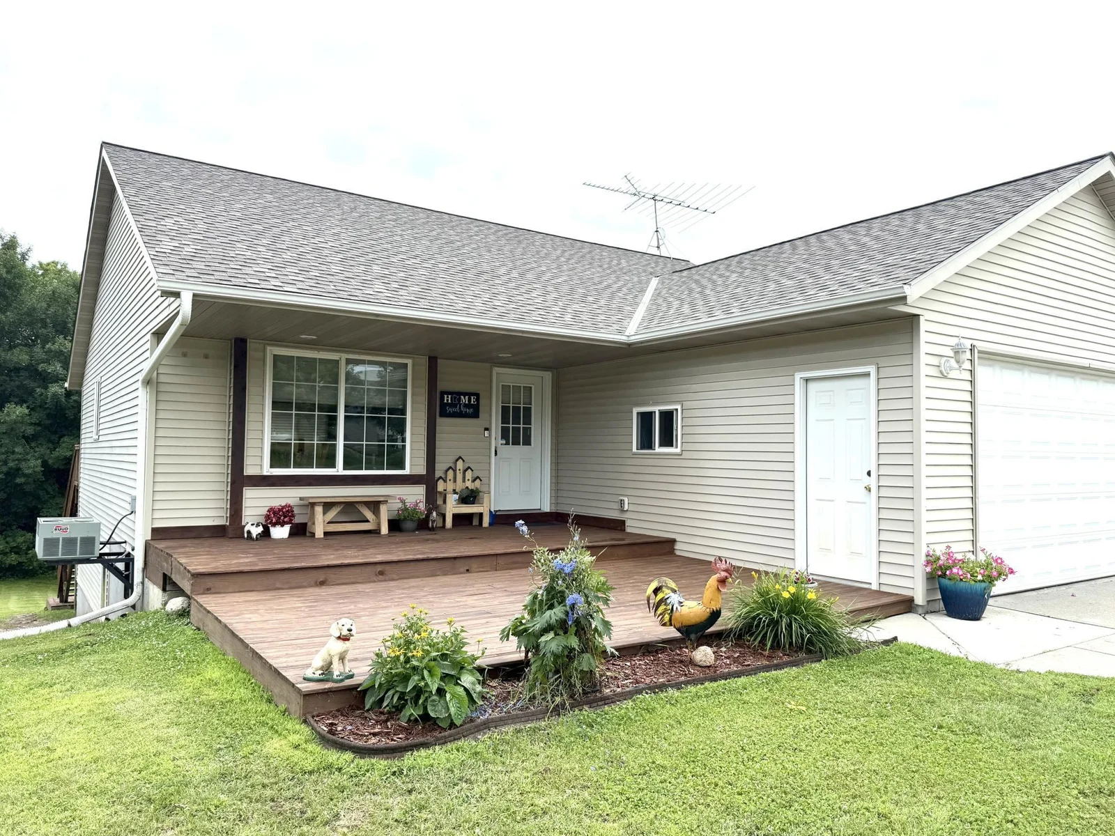 Spacious wooden front porch!