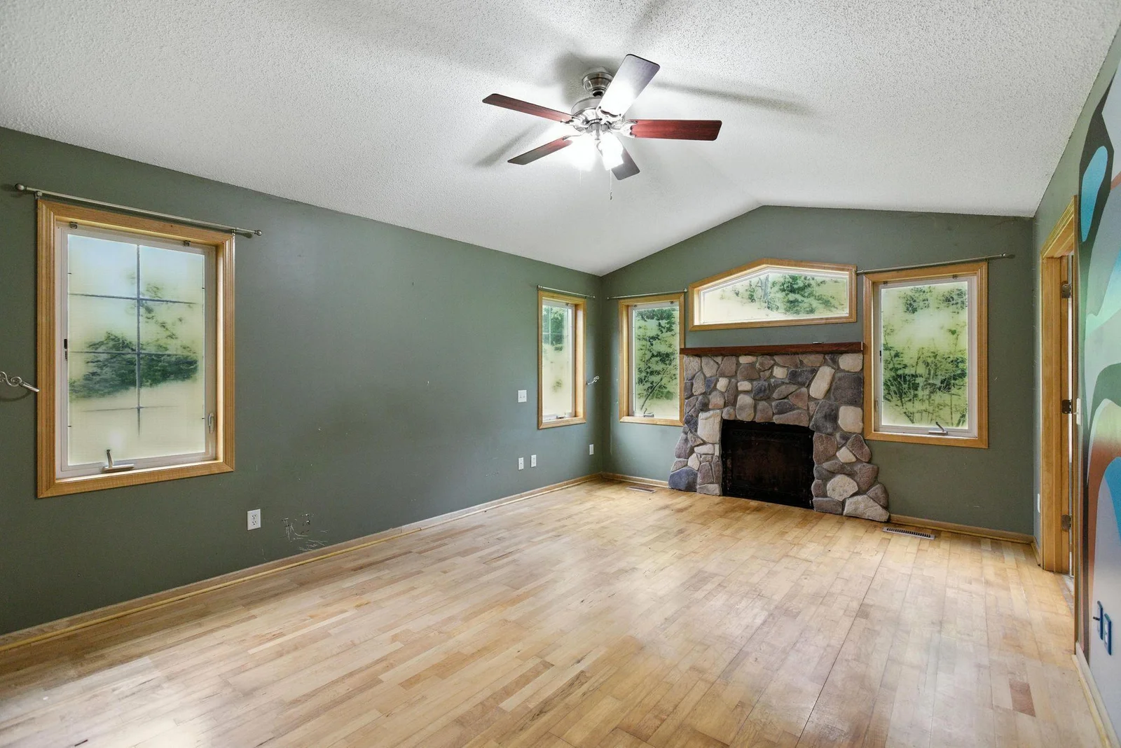 22_30646_Navajo_St_NW_Cambridge_MN_55008_USA-Living_room-9N0A0827.jpg