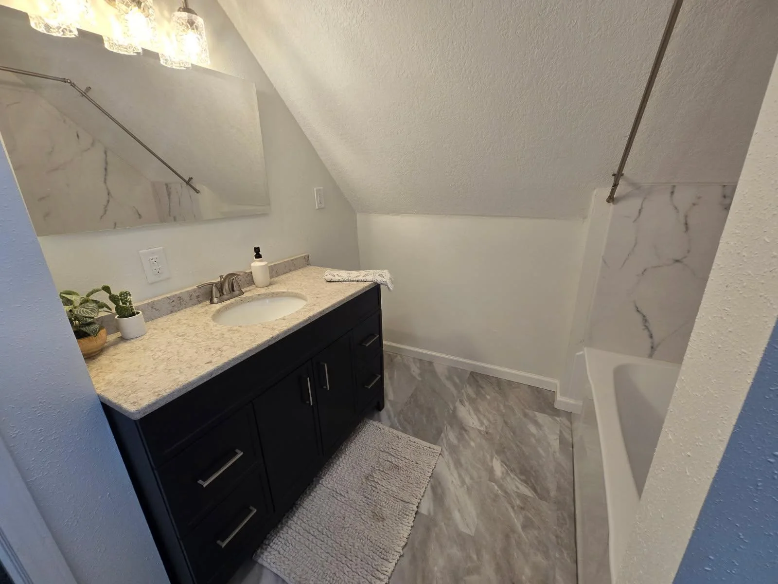 Upstirs Full Bathroom