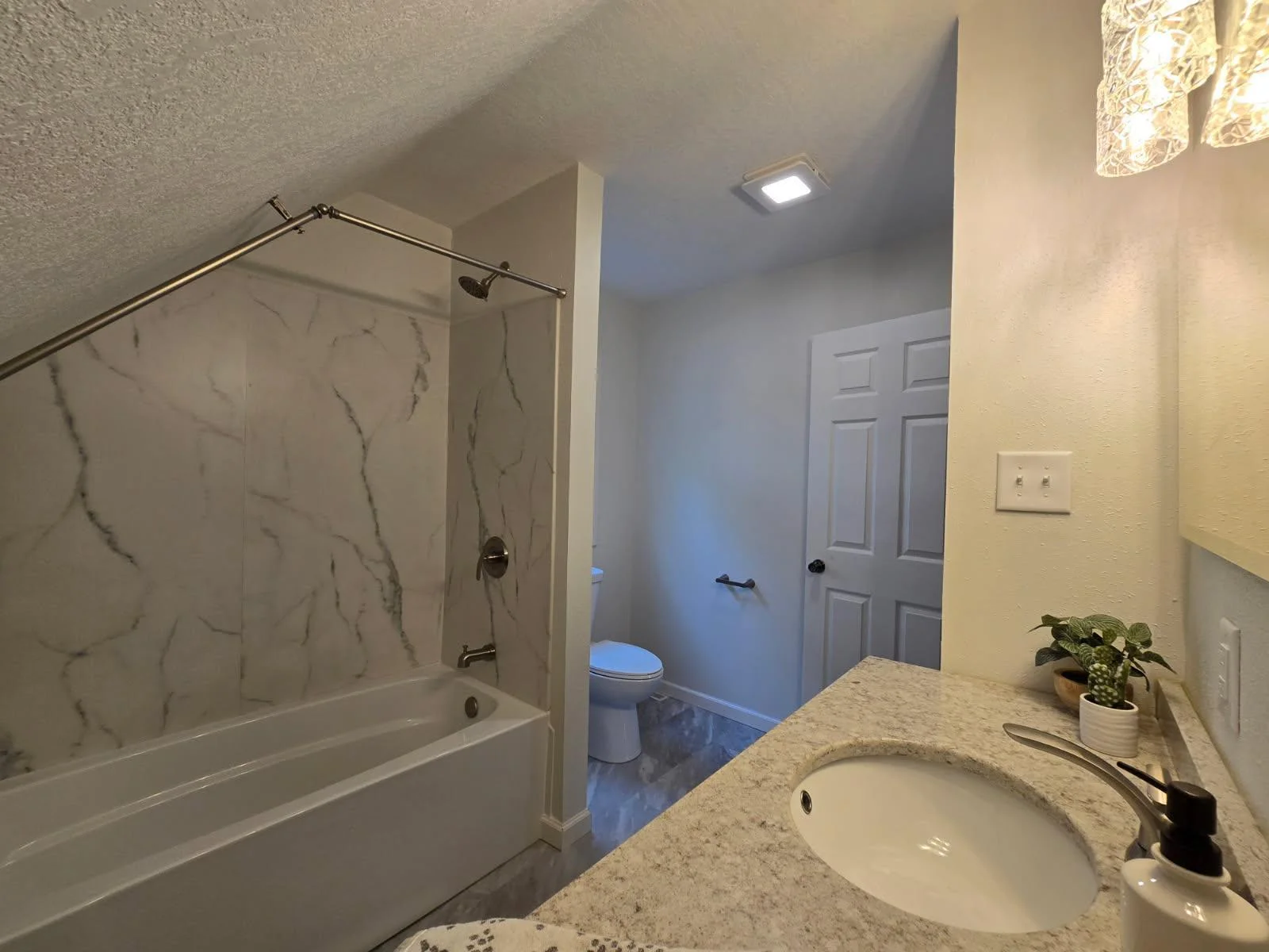 Upstairs Full Bathroom