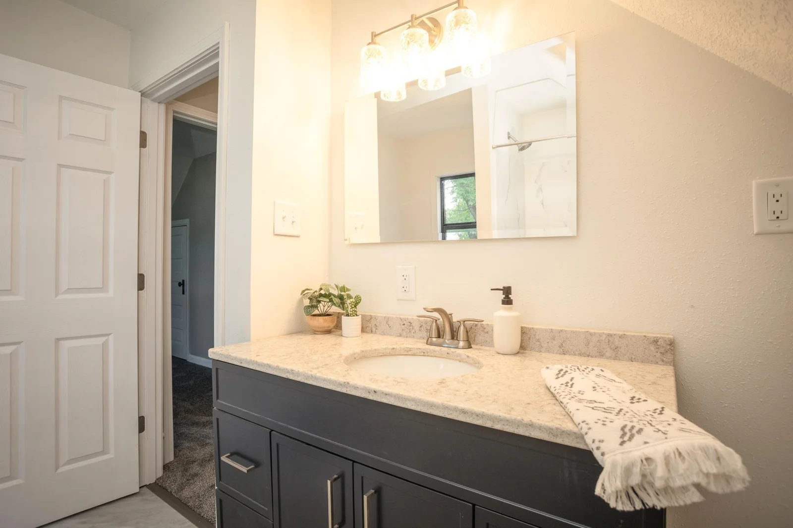 Upstairs Full Bathrooom