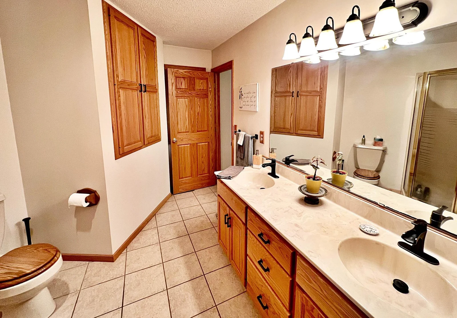 Bathroom 3/4 .jpg/