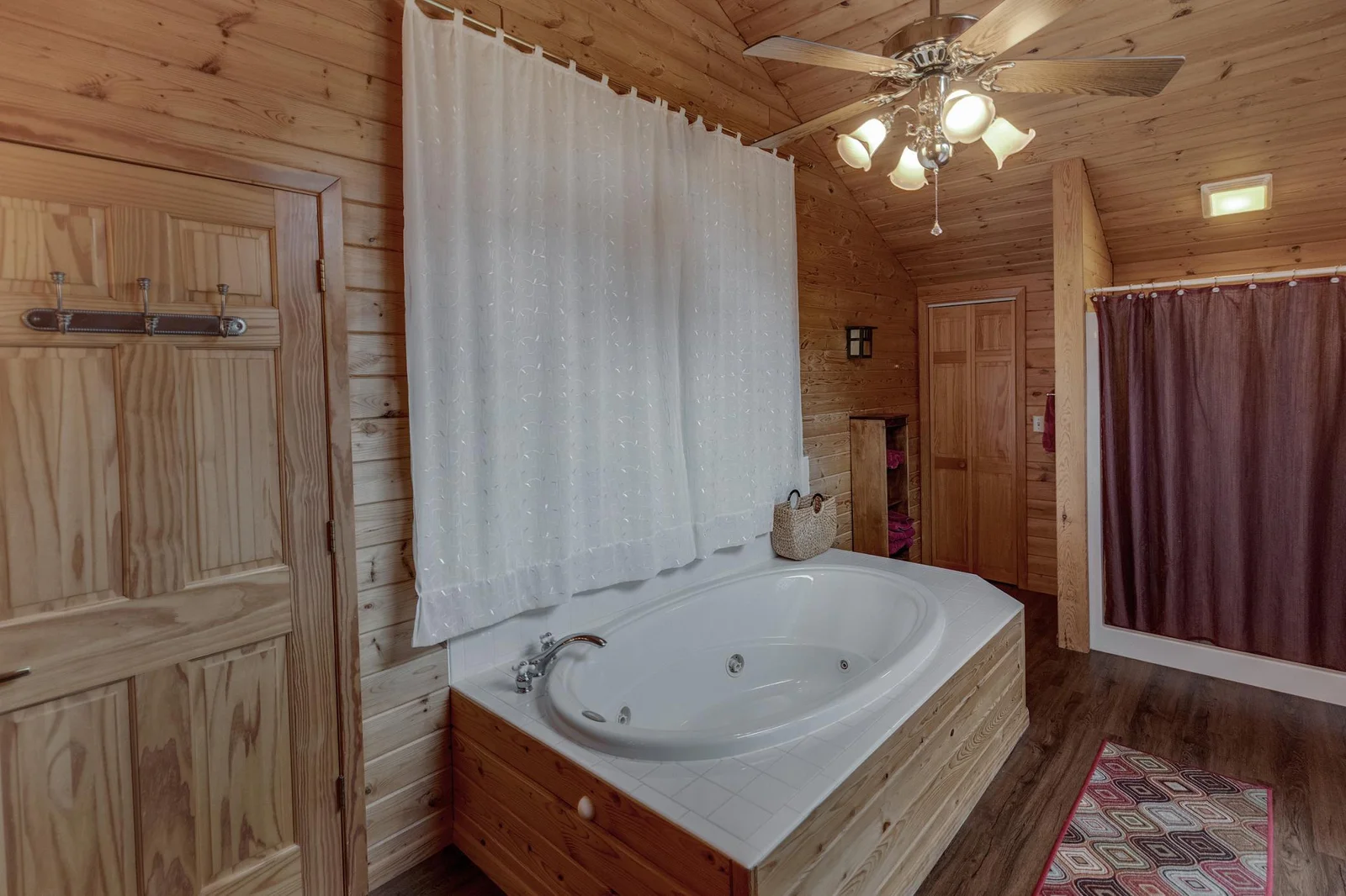 Suite Jacuzzi tub & shower