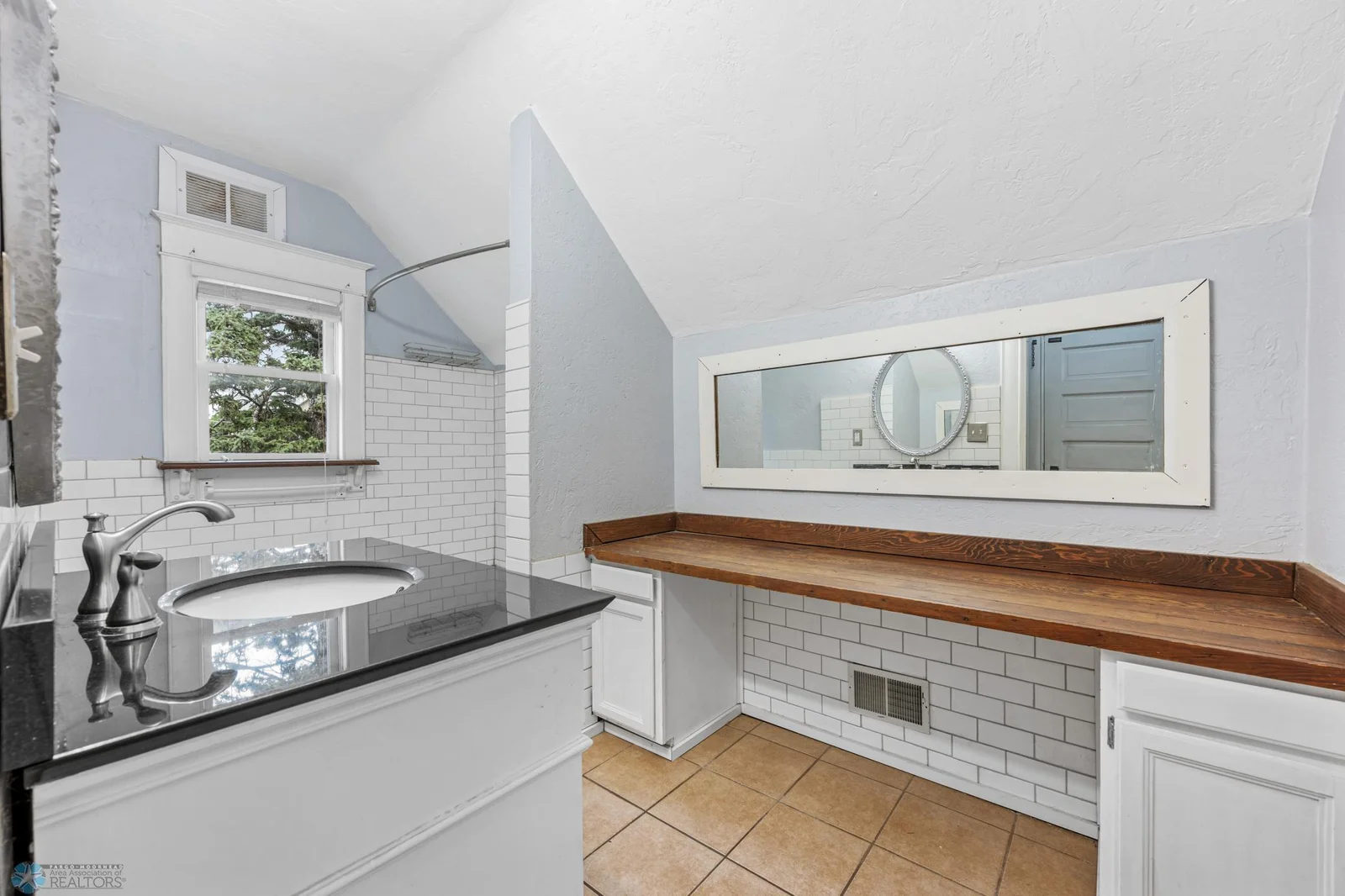 FULL BATH 1A.jpg